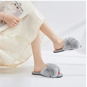 FAMIPORT FUZZY CROSS BAND SLIPPERS GRAY SMALL